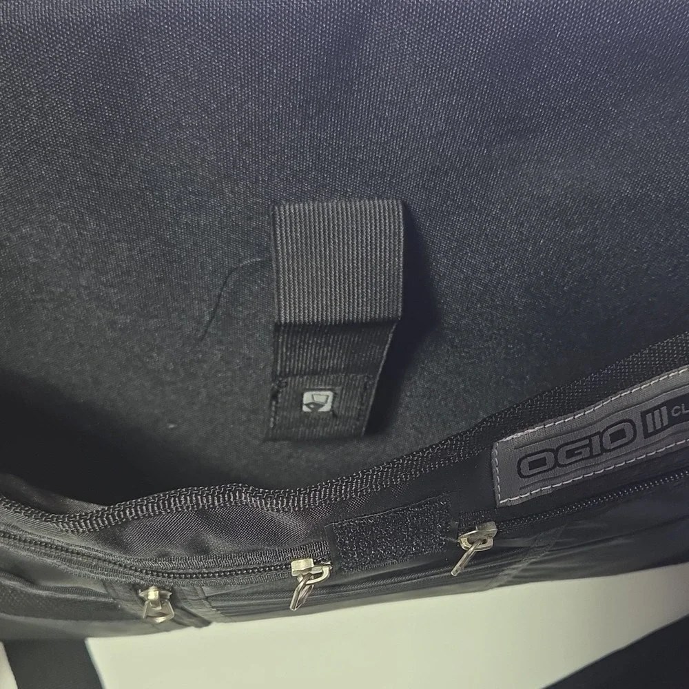 OGIO Classification 03507 Black Nylon Messenger Bag Padded Fits 15